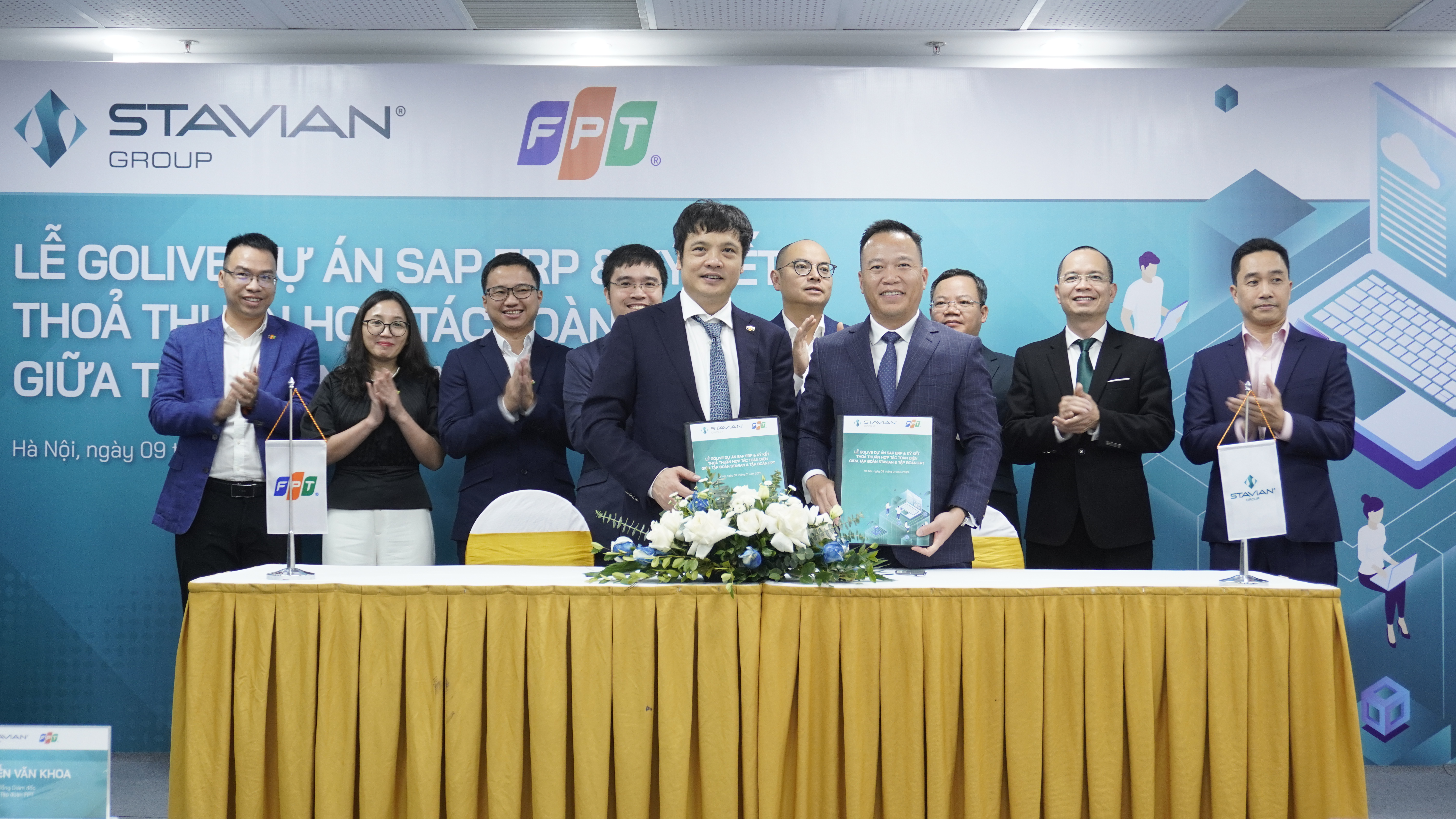 Mr. Dinh Duc Thang (right), Chairman and CEO of the Stavian Group, and Mr. Nguyen Van Khoa (left), General Director of the FPT Corporation, at the signing ceremony.
